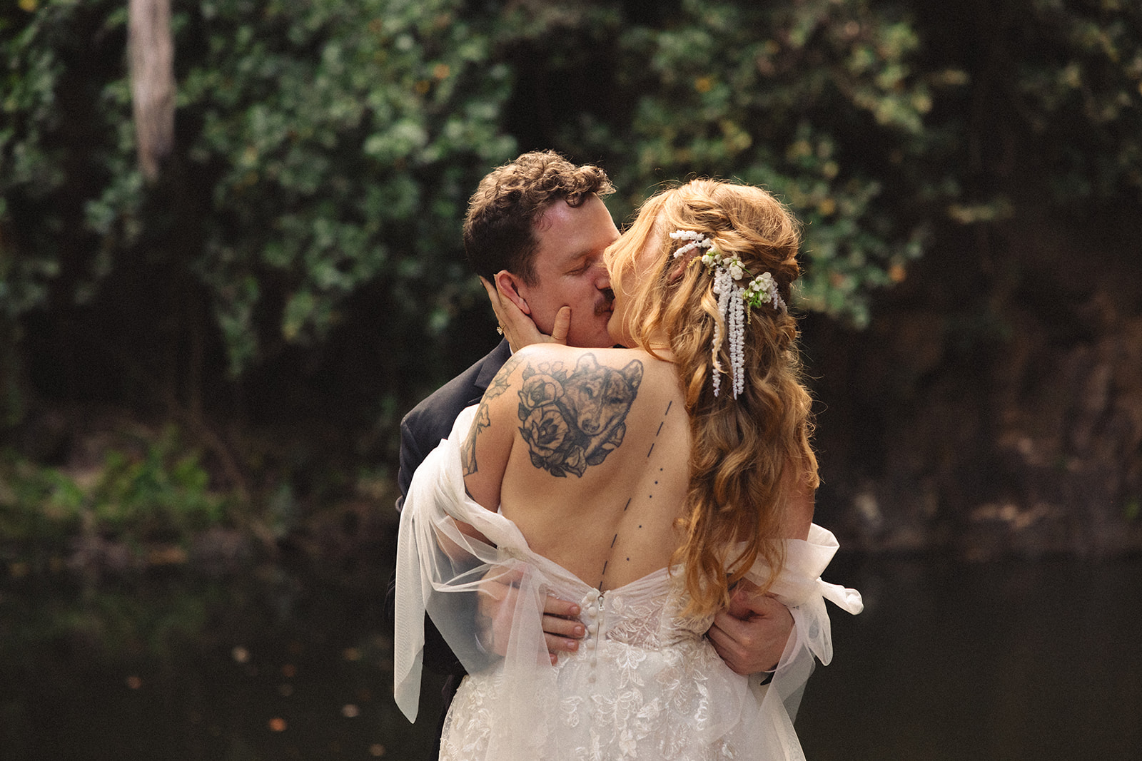 Some elopements feel like they were pulled straight out of a dream, and Courtnee and Joshua’s waterfall elopement in Kauai, Hawaii was exactly that. Surrounded by lush jungle, the sound of rushing water, and the soft island breeze, their day was intentional, intimate, and centered completely around the two of them.