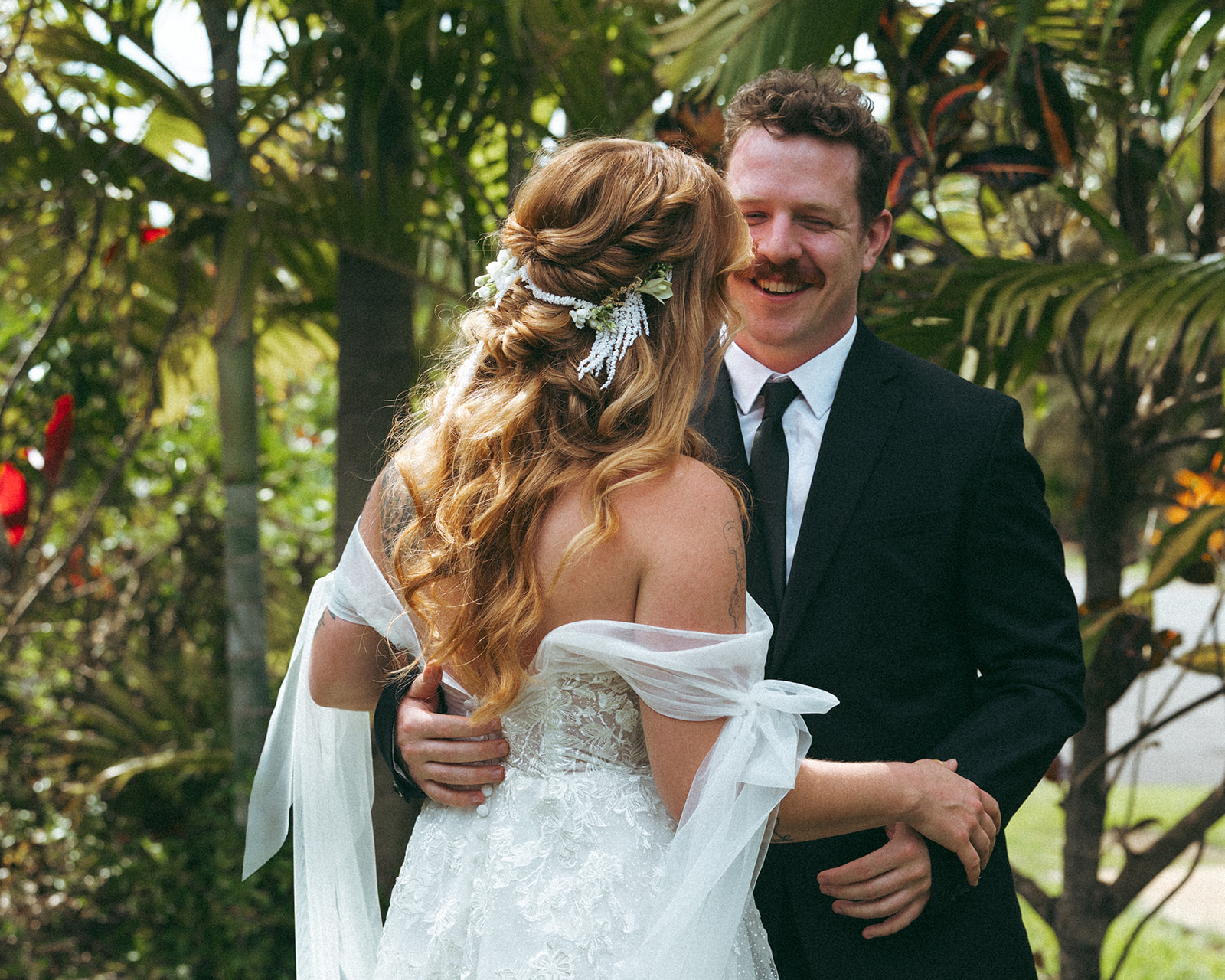 Some elopements feel like they were pulled straight out of a dream, and Courtnee and Joshua’s waterfall elopement in Kauai, Hawaii was exactly that. Surrounded by lush jungle, the sound of rushing water, and the soft island breeze, their day was intentional, intimate, and centered completely around the two of them.
