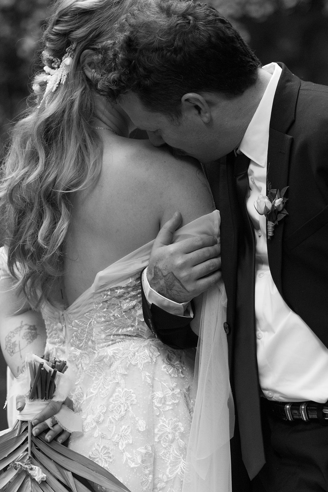 Some elopements feel like they were pulled straight out of a dream, and Courtnee and Joshua’s waterfall elopement in Kauai, Hawaii was exactly that. Surrounded by lush jungle, the sound of rushing water, and the soft island breeze, their day was intentional, intimate, and centered completely around the two of them.