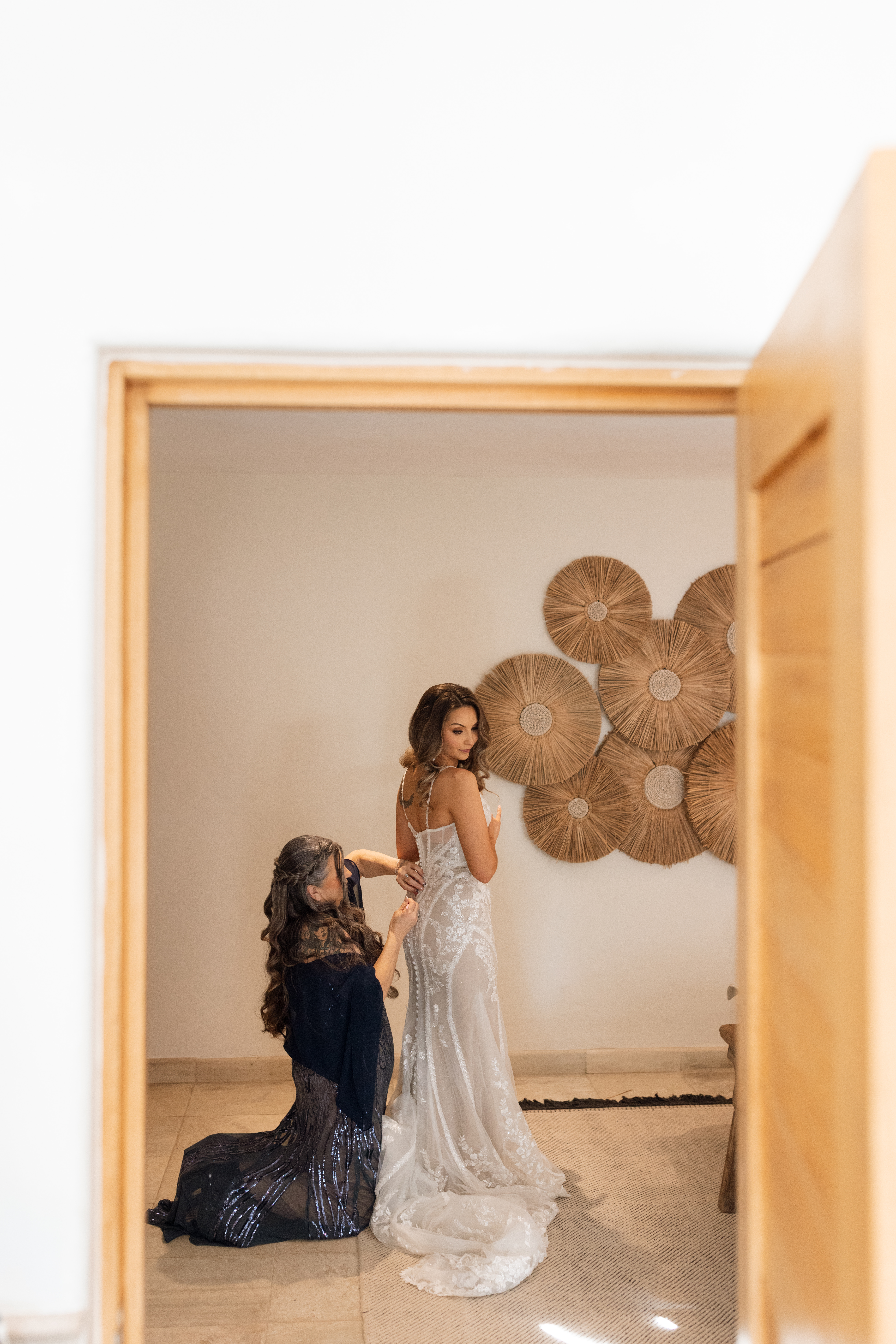Bride getting ready with her family in a quiet San Miguel de Allende home before the ceremony