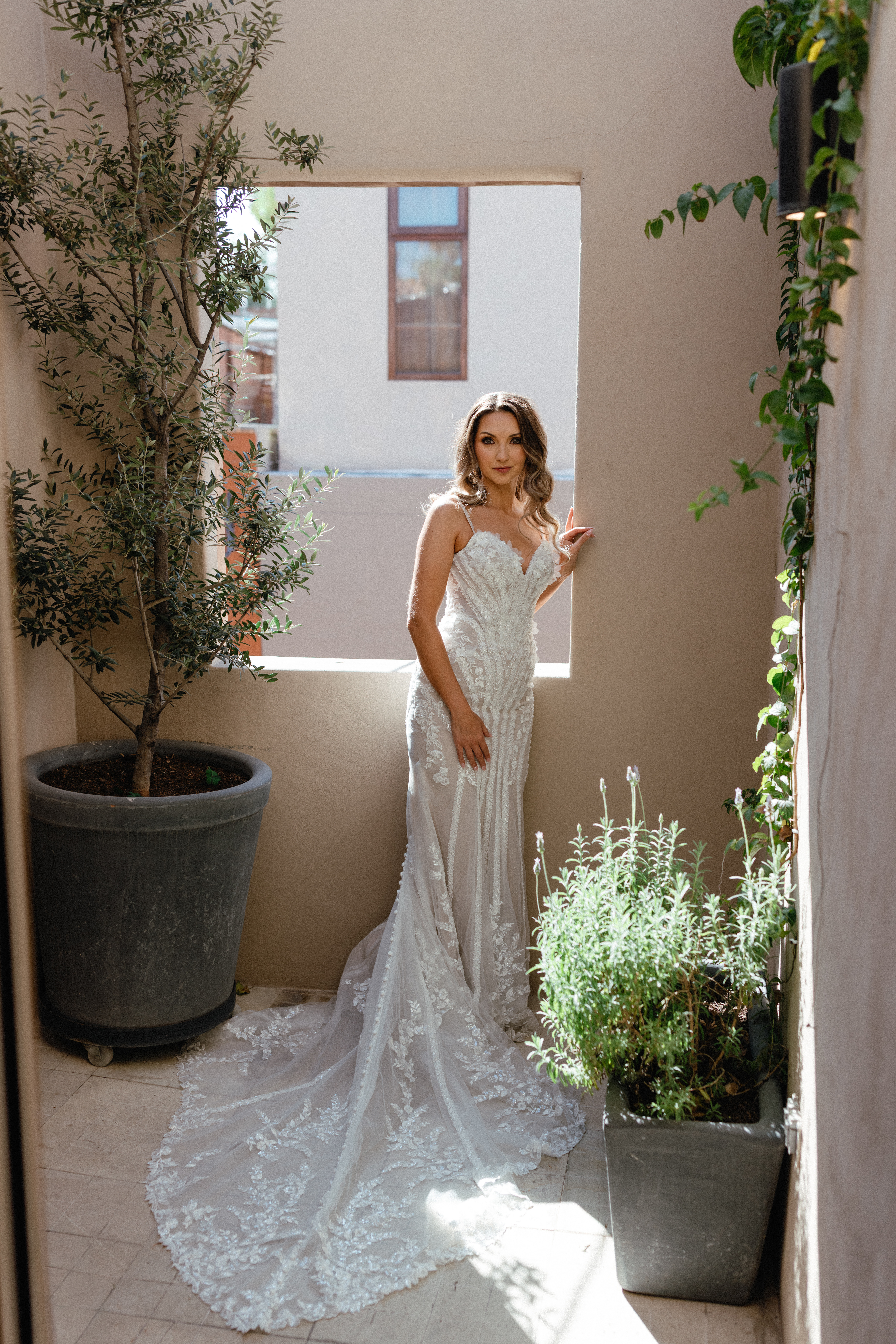 Bride getting ready with her family in a quiet San Miguel de Allende home before the ceremony